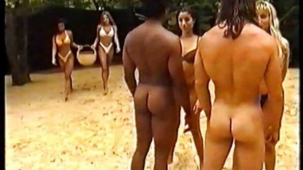 En voksen kvinde har en fisse som erotiskie video en 18-årig kvie.