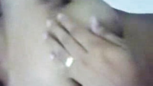 En voksen kvinde i erotisk lingeri spreder bezmaksas sex benene foran sin kæreste og viser sin barberede fisse.