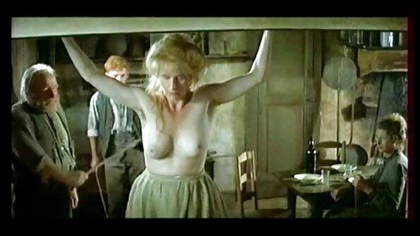 En interessant voksen dame giver et blowjob til latvietes porno en pande.