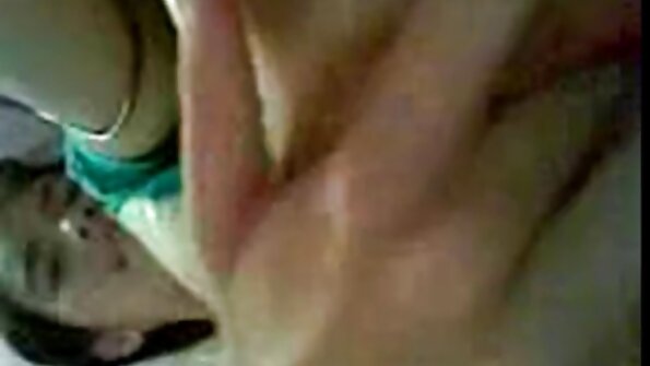 En ung dreng knepper en milf i en våd porno slepta kamera fisse, så en anden.