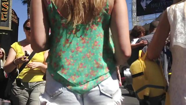 En ung blondine slikkede en voksen machos porno kontakti penis.