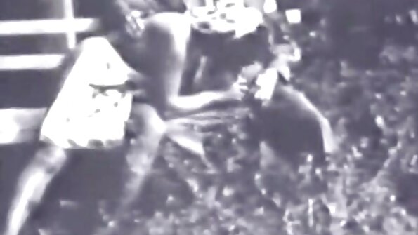 Morgensex filmas porno med en voksen kone på sengen.
