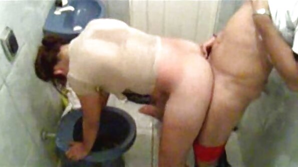 Fyr slikkede og knepede klit, der porno joki gennemborede MILF's kusse.