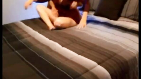 Smuk sex i porno lesbietes saunaen med en barmfagre elskerinde.