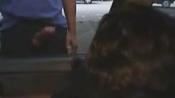 Den logerende erotiski video knepper en milf i munden med en stor pik for at undgå at betale husleje.