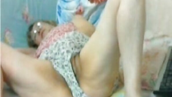 Sexet milf erotiski video tilfredsstiller aktivt partnerens pik.
