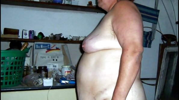 Barmfagre amatørbrunette hopper på en porno filmas bezmaksas pik i amatørporno.