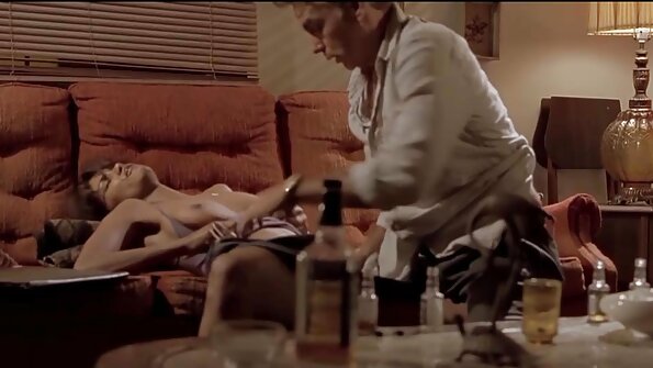 Big ass MILF har sex med en fyr på erotiski video hvide lagner.